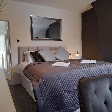 93 Newtown Road Apartment เกรทมัลเวิร์น ภายนอก รูปภาพ