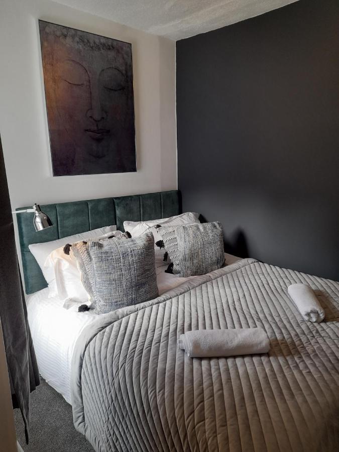 93 Newtown Road Apartment เกรทมัลเวิร์น ภายนอก รูปภาพ