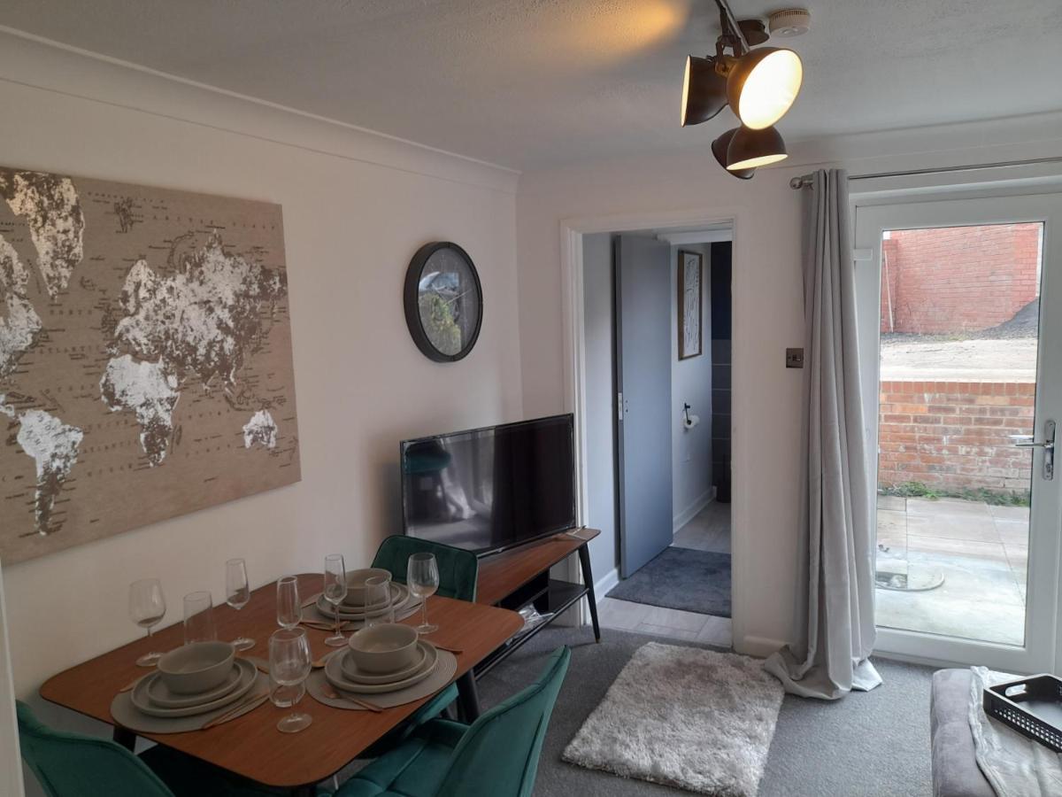 93 Newtown Road Apartment เกรทมัลเวิร์น ภายนอก รูปภาพ